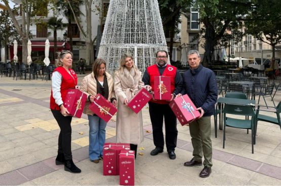 El gerente de Aguas de Lorca entrega cestas solidarias a Cruz Roja y Cáritas