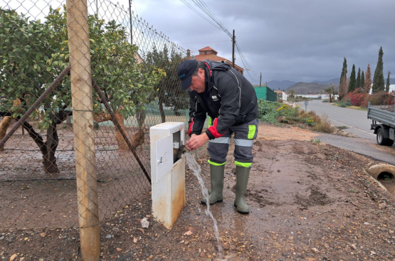 Un operario de Aguas de Lorca toma muestras para analizar del agua potable de la red municipal en Ramonete. 