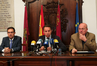 Alcalde y representantes de Aguas de Lorca sentados ante micrófonos