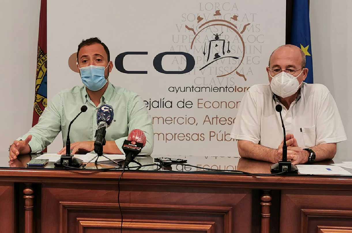 Dos personas con mascarilla comparecen ante micrófonos de prensa