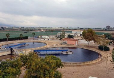 Vista aérea de depuradora en Lorca con balsas redondas de agua residual en primer plano