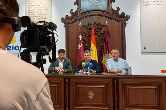 Rueda de prensa con el concejal Ángel Meca, el gerente de Aguas de Lorca y el presidente de Hostelor. 